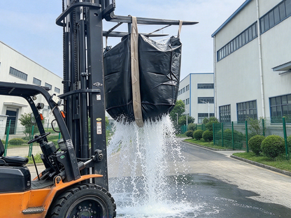 SW1000-B04 水切りフレコンバッグをフォークリフトで吊り上げて水を切る使用例